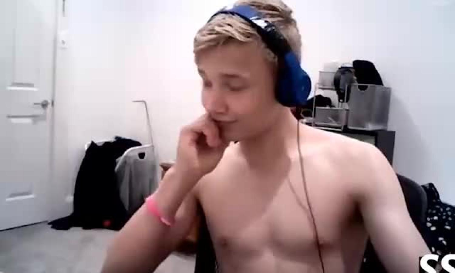 delicious Blond Camboy