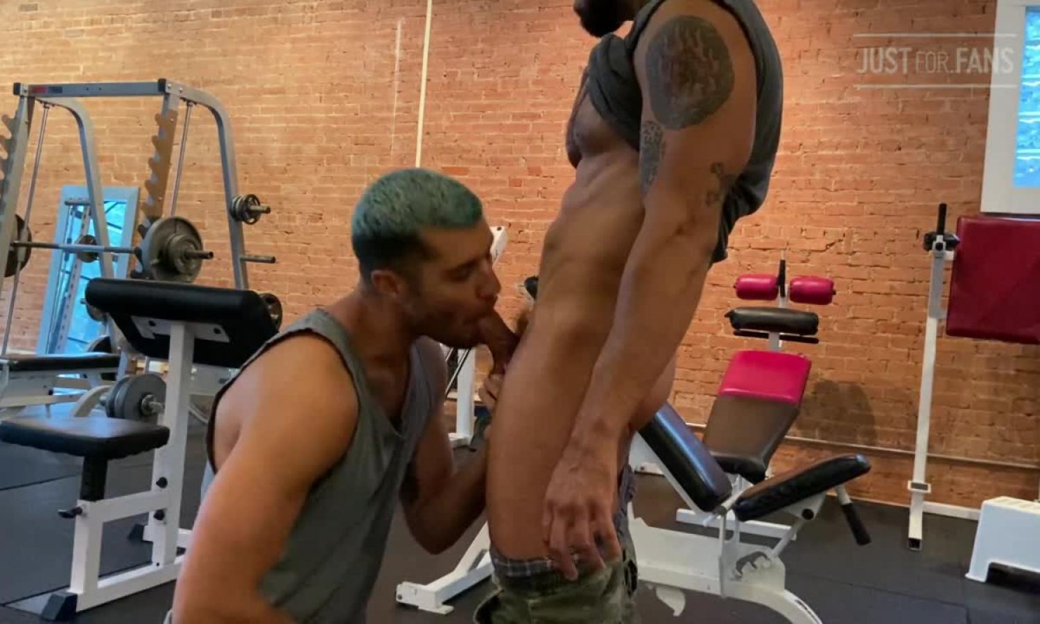 LeafHoe getting fucked by BarebackLord at the gym