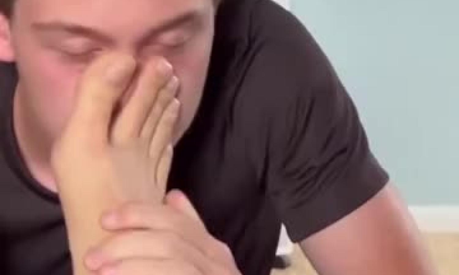 boy nose right in between manly stinky toes 🧦🦶🏼🧀🐽👃🏽🥴🤤🥵