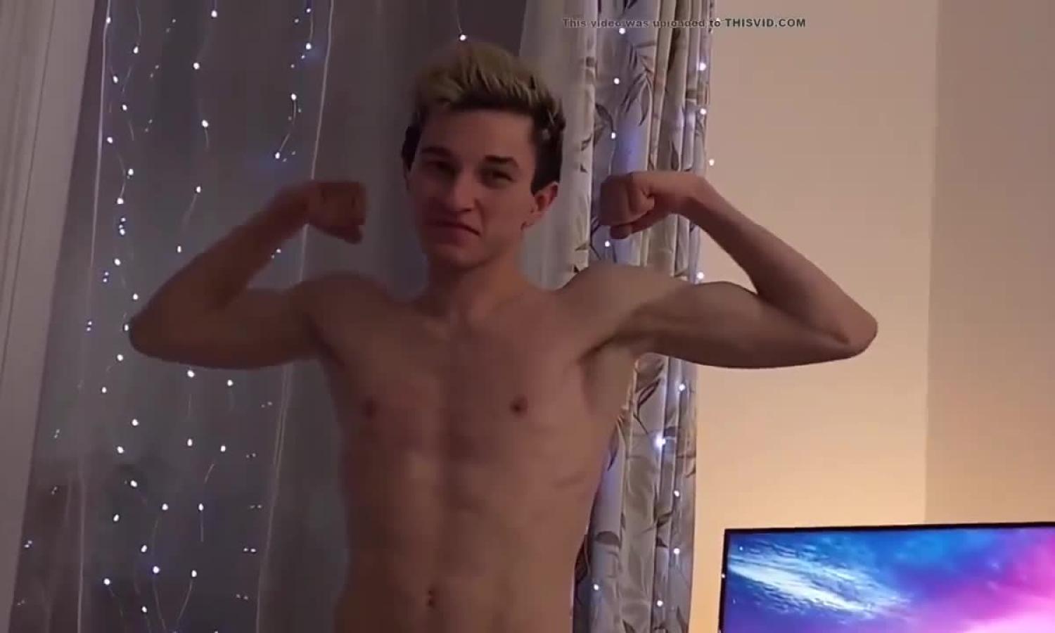 Twink feeds his bottom his cock before fucking him