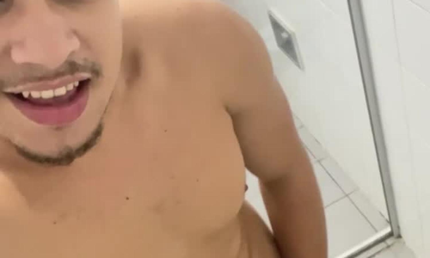 Influencer Endyiy masturbates