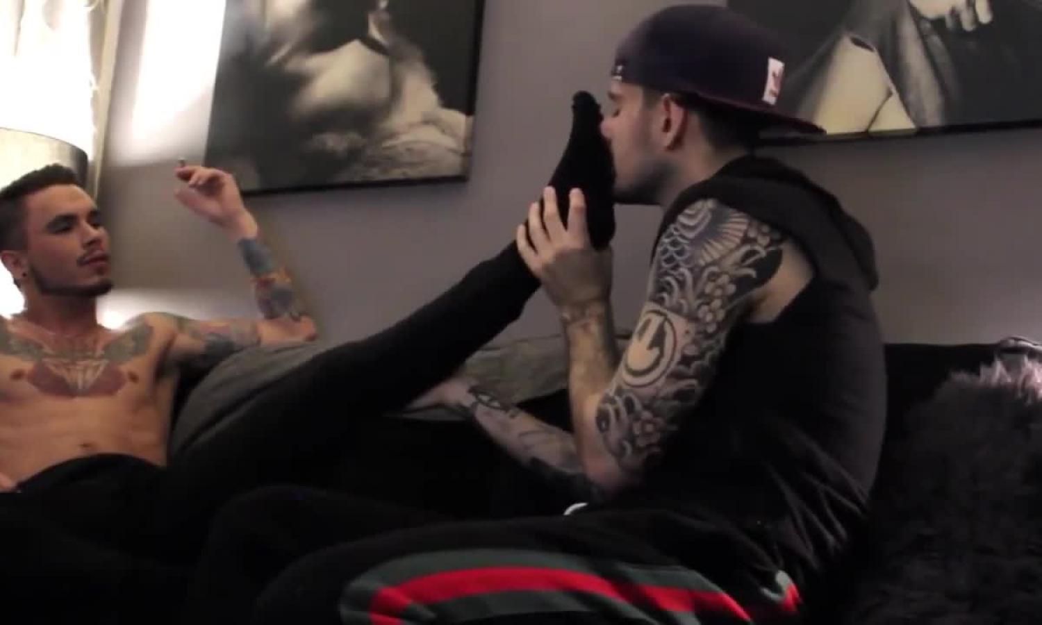 lusty Tatted man With good Feet receives Worshiped And Cums