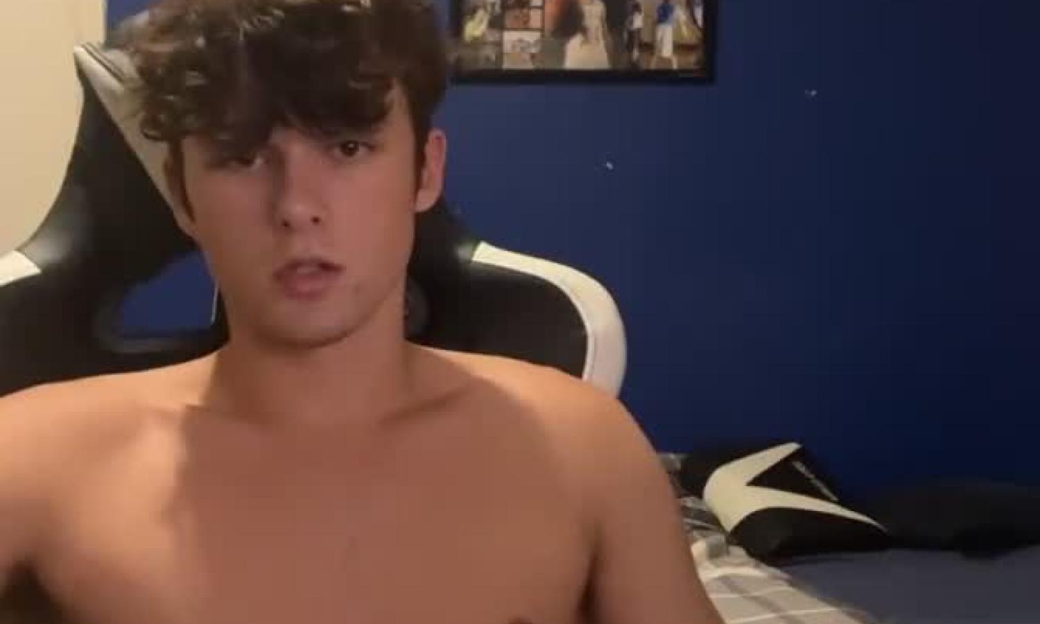 Ashtonh jerks off in his gaming chair and cums