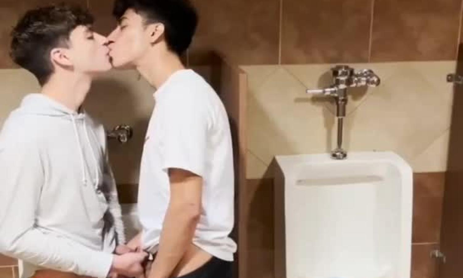 Twinks fuck in the restaurant bathroom