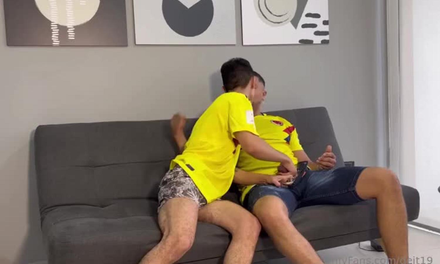 Amigo Mais Velho e seu Twink XXXIII - Colombiano Arregaça Cu do Twink com Creampie