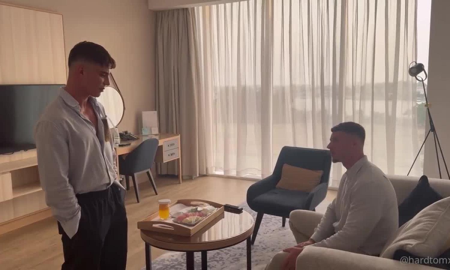 Hard Valentine gets sucked by Carlitos McCartney – room service
