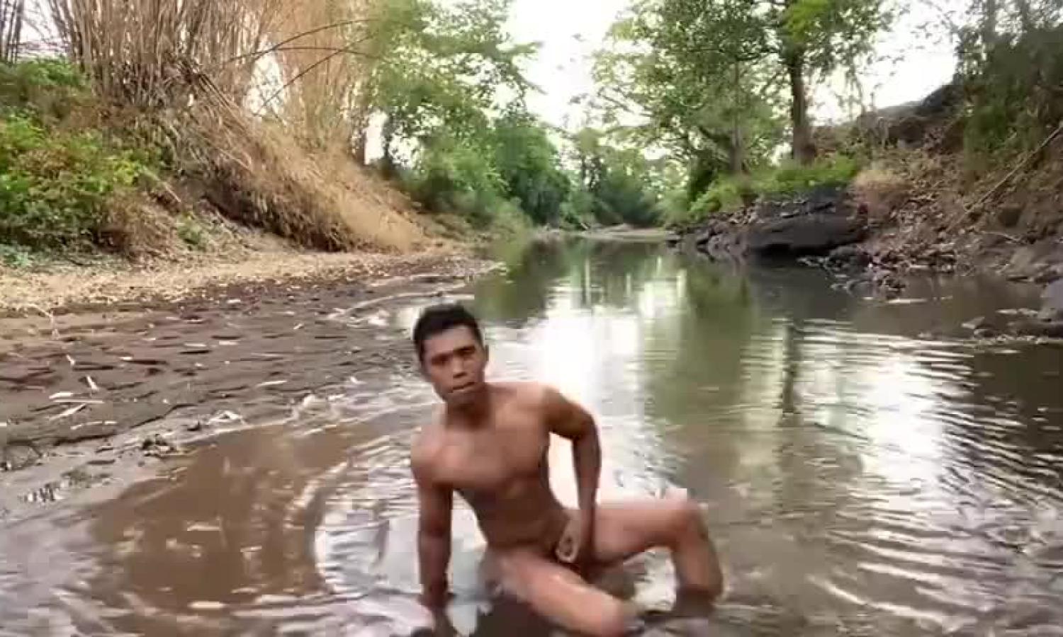 Demen bener main di sungai