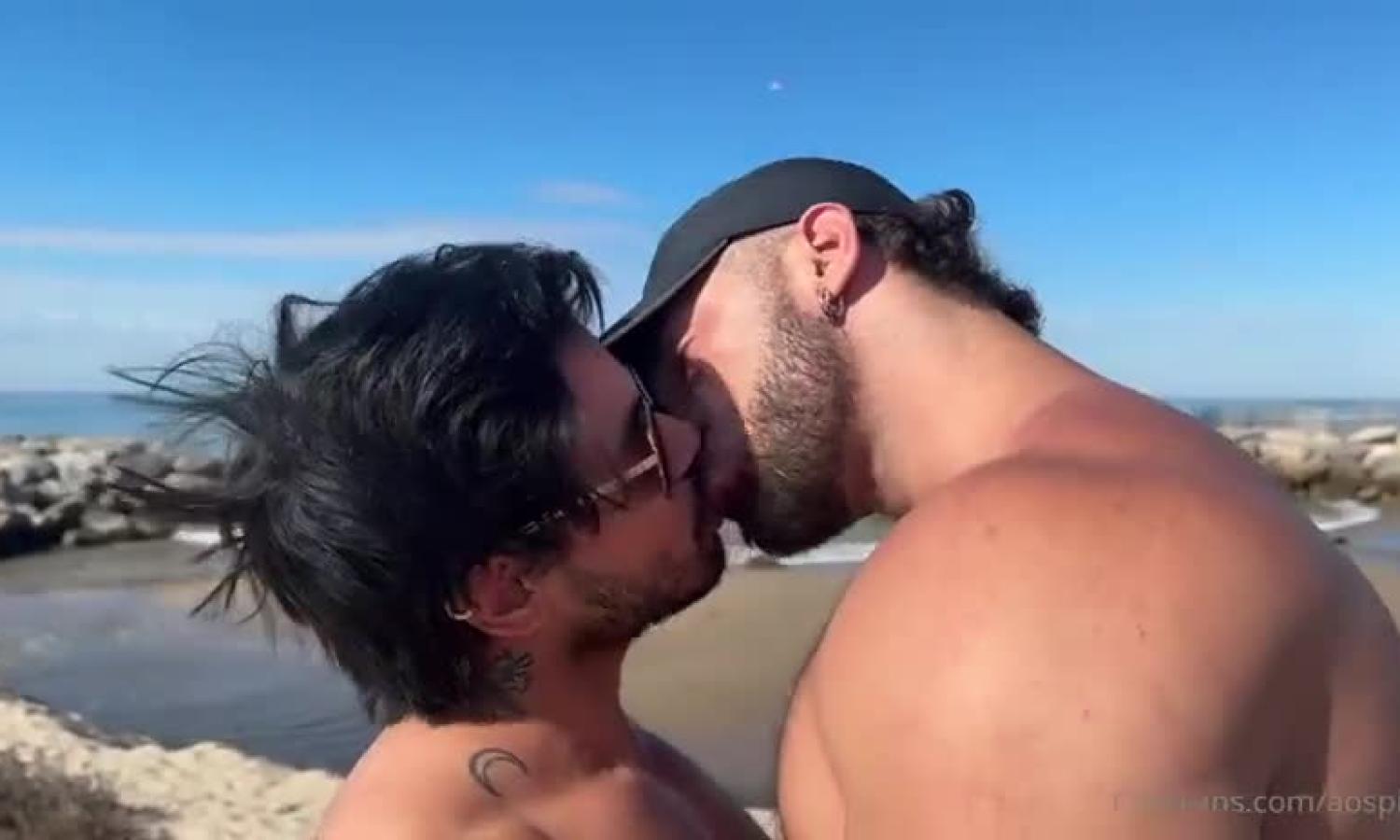 Nik Fros fucks Alejo Ospina on the beach